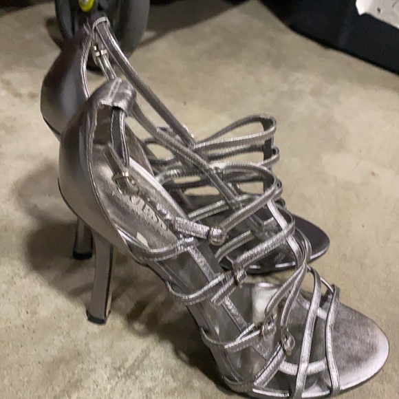 Guess gladiator heels 2.5 inches high - Picture 2 of 5